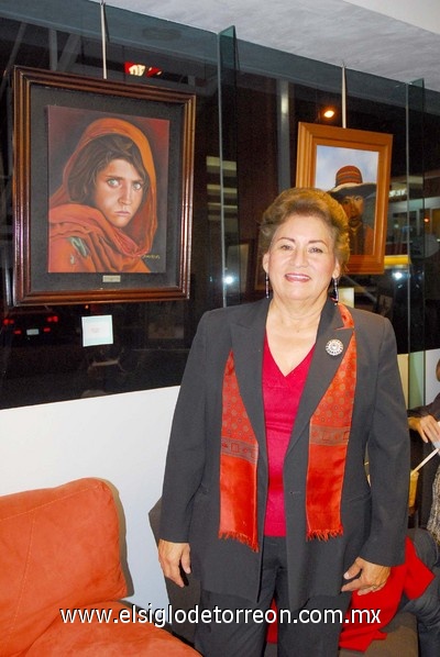 25012011 La autora de la exposición María Irma Reyes de Santiago.