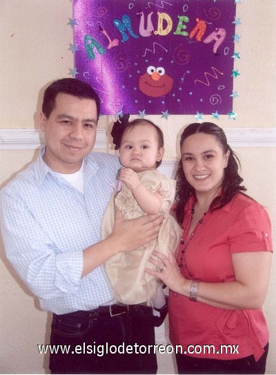 26012011 Suhei Almudena Salas Torrero cumplió su primer añito de vida, motivo por el cual le organizaron sus papás Francisco J. Salas Galván y Perla Suhei Torrero Borbón una divertida fiesta.