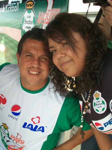 Miguel Becerra y Ana Lucía Herrera en la
firma de autógrafos previa al juego de
Santos vs Vaqueros.