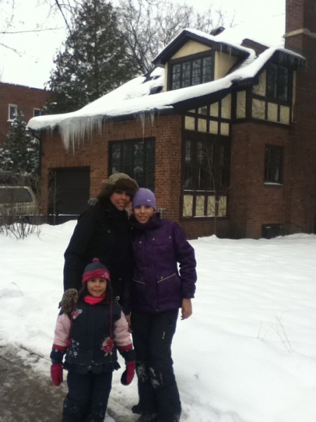 Rebeca Montoya Campos junto a las pe-
queñas Sosa Montoya, laguneras que ra-
dican en Montreal.