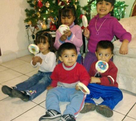 Maryfer, Lizbeth, Miriam, Caleb y Fernandito, festejaron el Día de Reyes.