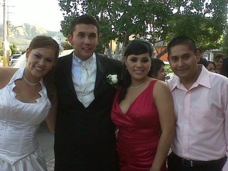 Marisol González Ibáñez y Juan Carlos Gutiérrez el día de su boda junto a Iveth Armida González Ibáñez y Martín Medina Solís.
