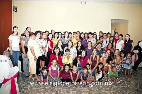 28012011 Rocío Karina Vallejo Rodríguez acompañada por sus familiares y amigas, durante su reciente festejo.