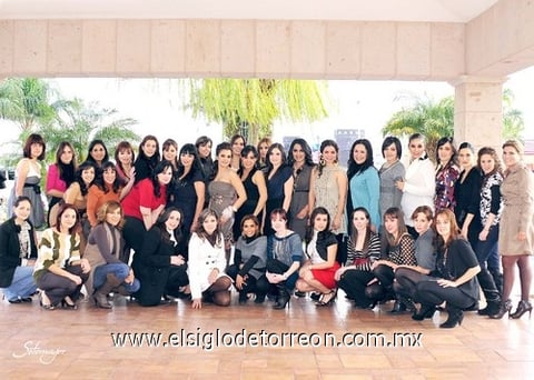 31012011 La festejada estuvo acompañada de familiares y amigas, quienes le desearon lo mejor para su próxima vida de casada.