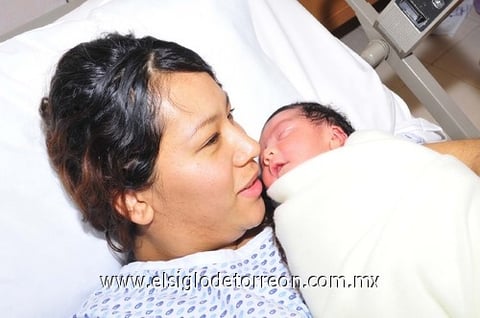 31012011  Esteban en brazos de su mamá Magdalena.