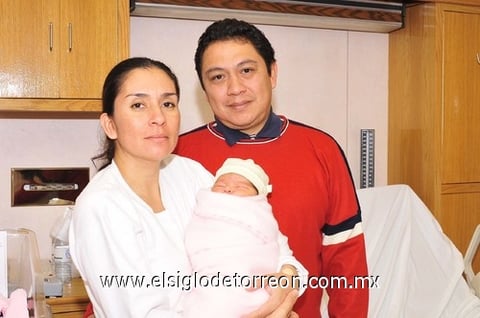 31012011  Isabella junto a sus papás Nely y Javier.