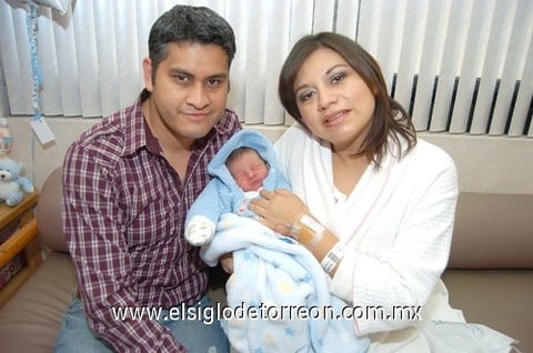 31012011 Hugo y Carolina Velázquez de Herrera con su bebé Emiliano.