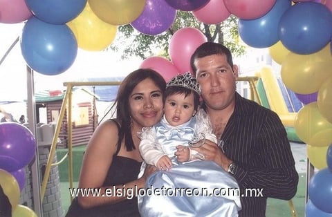 31012011 Martín del Campo Castillo celebró como princesa su primer año de vida en compañía de sus papás Laura Sofía y Carlos Martín del Campo.