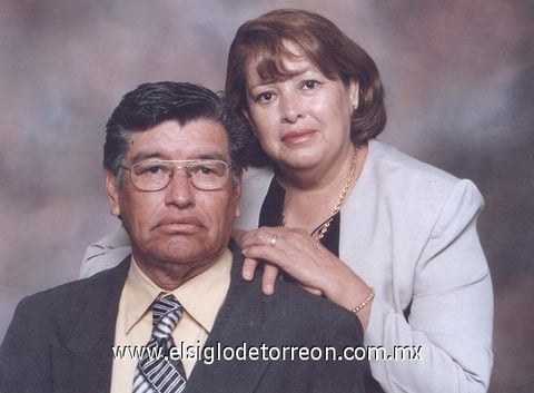 01022011 Gallegos de Ávila y Herminda Hernández de Gallegos celebraron 40 años de matrimonio, por lo que festejaron con un viaje a Cancún.