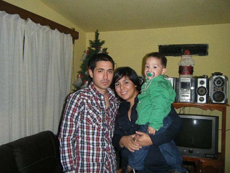 Sergio Román y Paola Sánchez junto con su bebé Matías en una cena familiar.