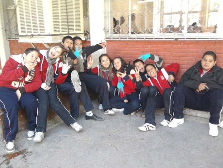 Deya Cháirez rodeada de sus compañeros de clase.