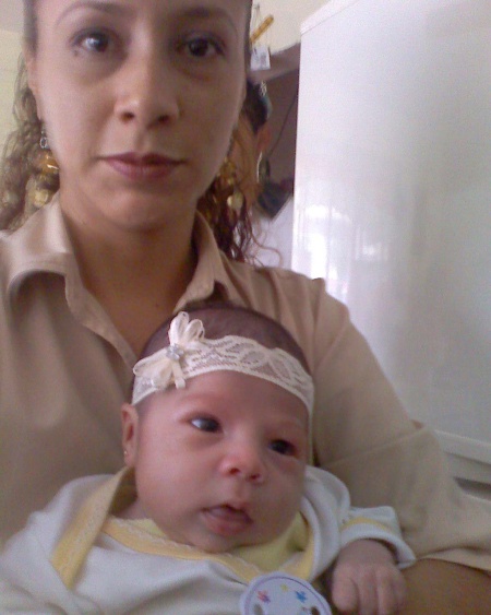 La pequeña María Elizabeth, con su tía Claudia.