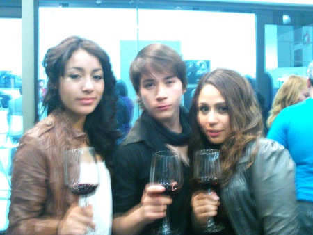 Tete Herrera, Alex Hernández y Karina Torres en la inauguración de la galería “Periodistas sin voz”.