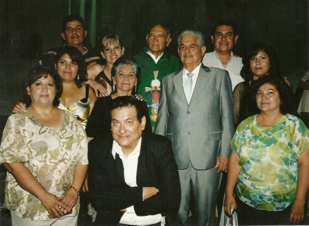 Juanita Aguilar y Joel Valdez cumplieron 50 años de casados y lo celebraron en compañía de sus hijos: Marielena, Luz María, Eva, Cecilia,
David, Jorge, Abel y Joel Valdez Aguilar.