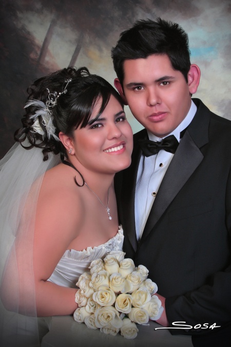 Srita. Mónica Ordaz Solano y Sr. Gael Flores Lira contrajeron matrimonio el 17 de diciembre de 2010 en la parroquia de La Sagrada Familia. Los acompañaron sus padres Sr. Edmundo Gerardo Ordaz y Sra. María de Lourdes de Ordaz; Sr. Candelario Flores Aragón y Sra. María del Socorro Lira Pérez.-

Studio R. Sosa