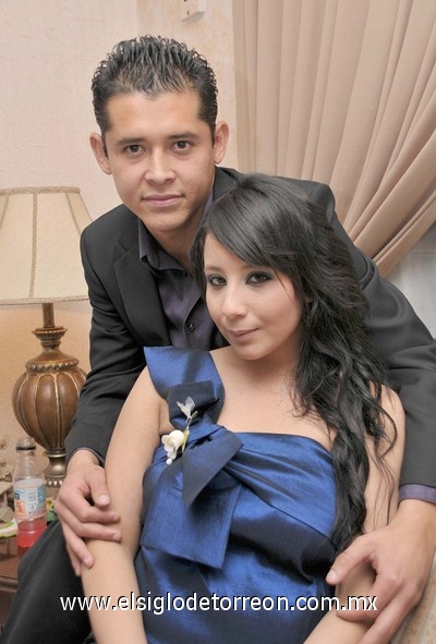 06022011  García y Sarah Olivares fueron despedidos de su vida de solteros.