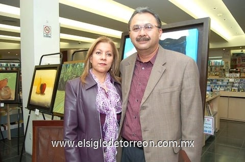 06022011  Hernández, expositora de la obra, en compañía de su esposo Regino Montoya.