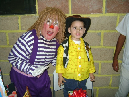 3 años de Omar Serrano acompañado de Payaso Pininy!! Fotografía enviada por Monserrath Flores.