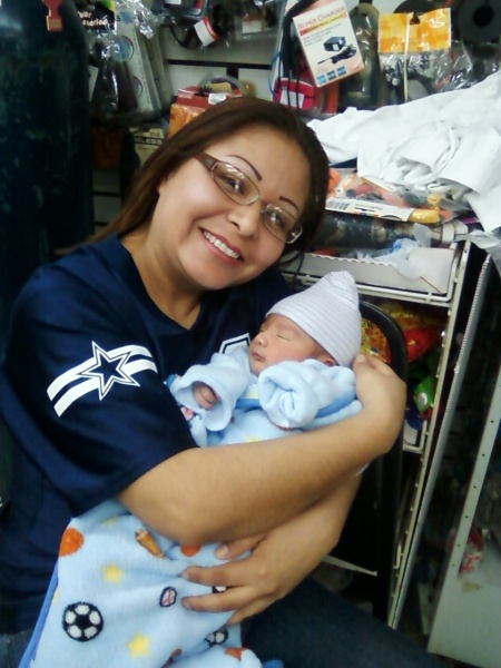 Cecy Gutiérrez con el nuevo bebe de Karina Herrera. Fort Worth Texas  Fotografía enviada por Cecilia Hernández.