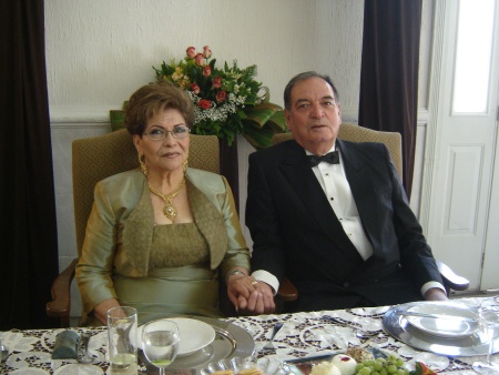 En San Pedro, Coah., el dìa 15 de Enero de 2011 celebraron su boda por lo religioso y festejaron el 40 aniversario de casados Fotografía enviada por Cecilia y Humberto.