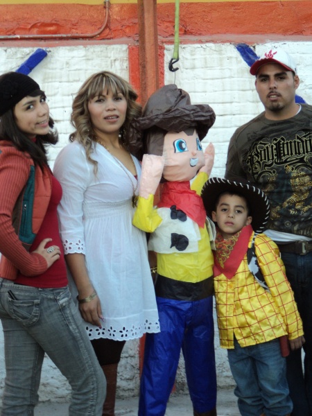 Familia Chairez Serrano unida festejando el cumpleaños de Rubén. Fotografía enviada por Deya.