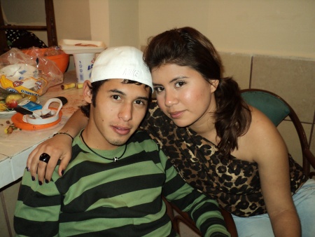 Jesús Venegas & su esposa Nallely Santos. Fotografía enviada por Issys.