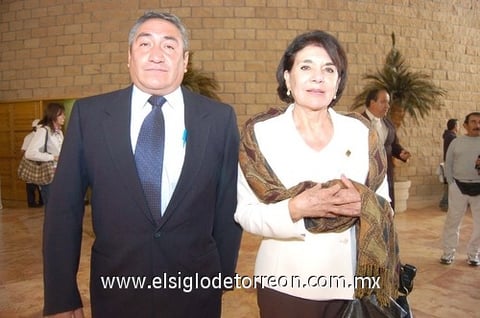 08022011  Castro y Bertha Flores, presentes en un festejo académico.