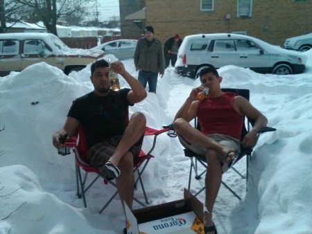 Los Laguneros toman Corona, no importa donde ni como!!! Chicago, febrero 2, 2011. Fotografía enviada por Joel Ortiz.