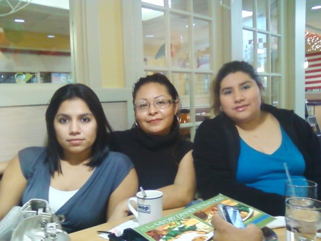 Sandrita, Cecy, Karina, Celebrando la posada de Sylvania, Super Market, Fort Worth Texas. Fotografía enviada por Cecilia Hernández.