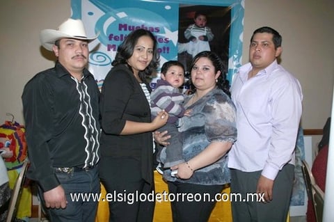 09022011 fue festejado al cumplir un año de vida por sus papás Manuel González y Laura Parada de González, donde además estuvieron sus padrinos María del Carmen Flores de Romero e Iram Romero de la O.