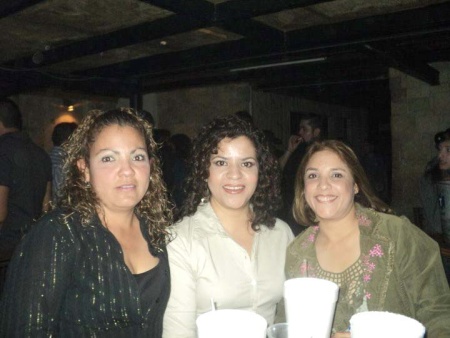 Roxana y María Isabel López Ibarra y Rocío Salinas Arismendi en conocido antro.