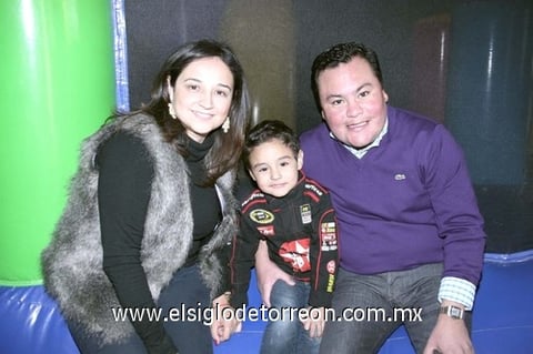 11022011 Jaime Álvarez junto a sus papás Priscila Álvarez Tostado y Fernando Jaime Gómez.