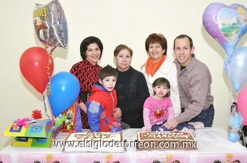 11022011 Zorrilla Camargo celebraron cinco y dos años de edad, respectivamente, por lo que fueron felicitados por sus papás Catya Camargo y Jaime César Zorrilla; y sus abuelitas Graciela Gámez de Betancourt y María Saucedo de Camargo.