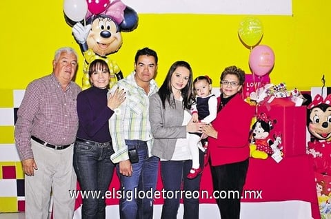 La festejada junto a sus papás Vicente Ríos y Gloria González de Ríos; y sus abuelitos, Delfino Ríos, Guadalupe de Ríos y Ofelia de González.