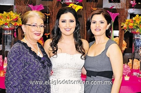 La novia en compañía de las organizadoras del festejo prenupcial, Astrid de Ayup y Rosalía Macías de Villar.