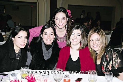 Mónica, Julieta, Cristy, Ale y Ana.