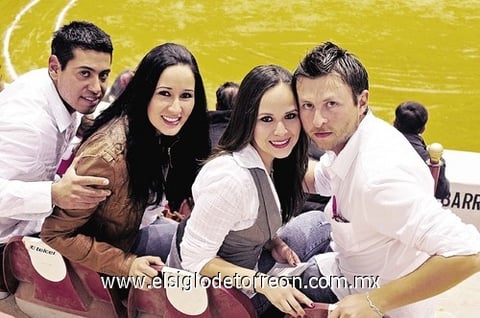 Mónica, Gera y Érika.  Beto Bustos, Mariana Samaniego, Cynthia de Borbolla y José Antonio Borbolla.