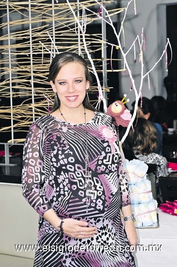 Bonnie Carrillo de Leal espera el nacimiento de su primer bebé para mediados de marzo.