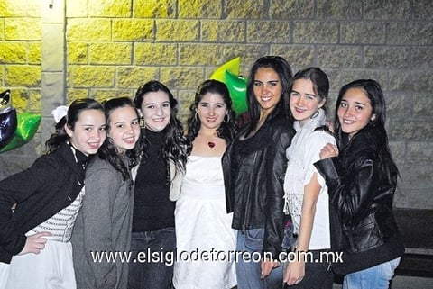 Fernanda Arguijo el día de su fiesta de quince años junto a sus amigas: Ana Luisa, Ana Cris, Marlenne, Andrea, María y Andrea.