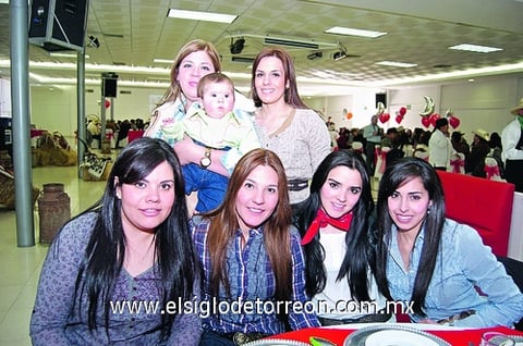 Silvia, Caro, Dany, Elva, Katy, Ángeles y Angelines.
