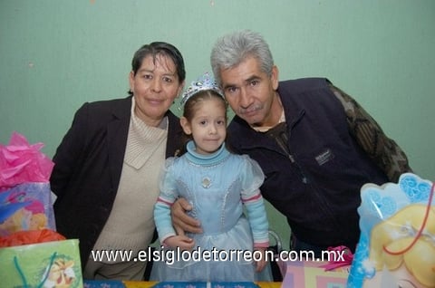 16022011  Guerrero Cordero celebró como 'Princesa' su cuarto cumpleaños en compañía de sus abuelitos Sara Herrera y José Luis Cordero.