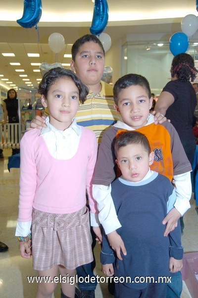16022011 , Daniela, Jonathan y Luis Chiw Soto.