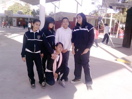 AMIGOS de la escuela primaria Sor Juana Inés de la Cruz: Alexandra, Estephani, Paulina, Brayan y Arlette.