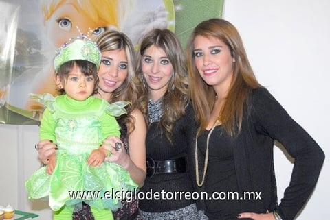 17022011  Olivares Vázquez apagó una velita de cumpleaños junto a sus papás Germán Olivares García y Milagros Vázquez Galindo.