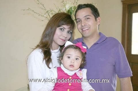 17022011 Acevedo el día de su fiesta de cumpleaños junto a Fer, Linda y Pao Núñez.