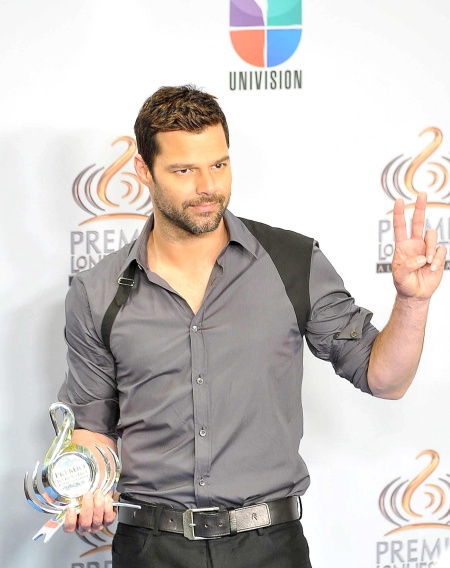 El puertorriqueño Ricky Martin recibió de manos de su compatriota la cantante Ednita Nazario el galardón Icono Mundial, que constituyó uno de los momentos culminantes de la ceremonia.