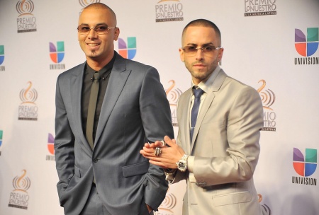 El galardón al Artista Premio Lo Nuestro del Año fue para Wisin y Yandel, que tomaron el escenario para interpretar 'Enamorado', un éxito que el público coreó con ellos. Su tema 'Te siento' recibió el premio a la canción urbana del año.