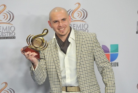 El rapero Pitbull, que abrió la noche con una electrizante versión de su éxito 'Bon Bon', aceptó el trofeo al Artista del Año, mientras que su compatriota, el cubanoamericano Jencarlos Canela obtuvo el premio como Solista del Año/Pop.