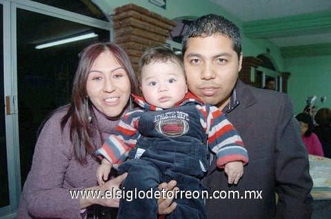 20022011  Dinora Cordero de Fernández y Armando Fernández con su hijo Diego Armando Fernández Cordero.