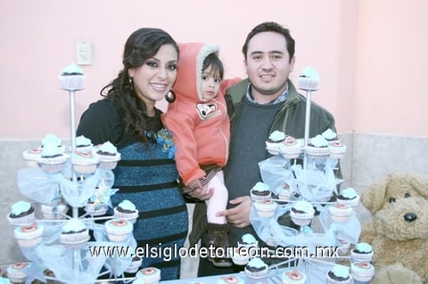 21022011  Ramírez de Romo en compañía de su esposo e hijita, en su festejo de canastilla.